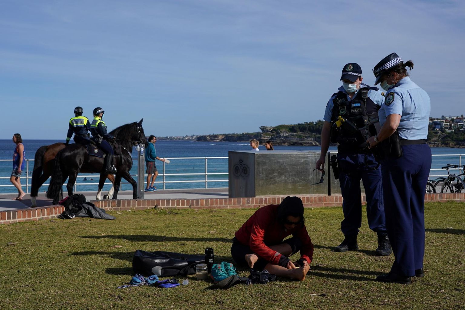 Politseinikud kontrollimas piirangute täitmist Sydneys.
