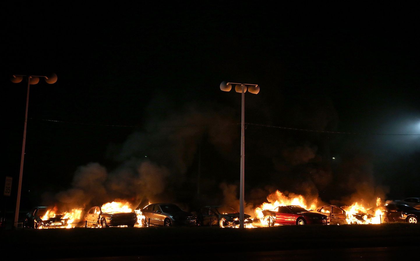 Märuli käigus pandi Fergusonis ka autosid põlema.