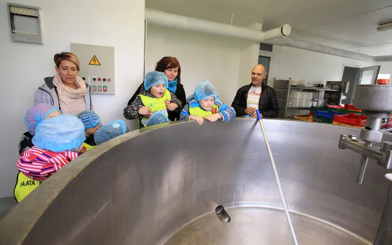Luke lasteaia lapsed uudistavad vanni, kuhu mahub korraga kolm tonni piima, millest saab 300 kilogrammi juustu.