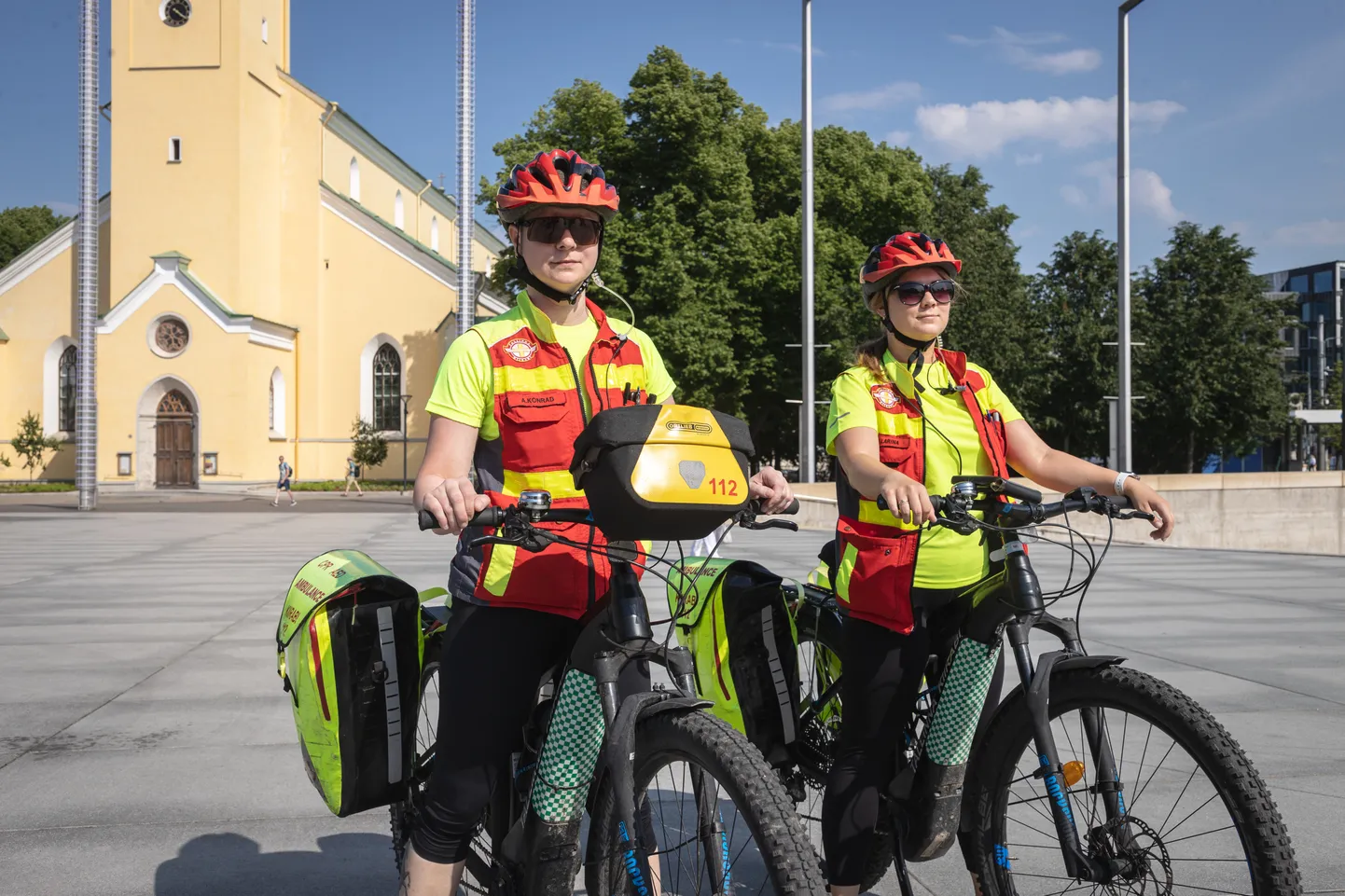 30.06.2022, Tallinn. Jalgratastel kiirabi Vabaduse väljakul. Foto: Konstantin Sednev / Postimees Grupp