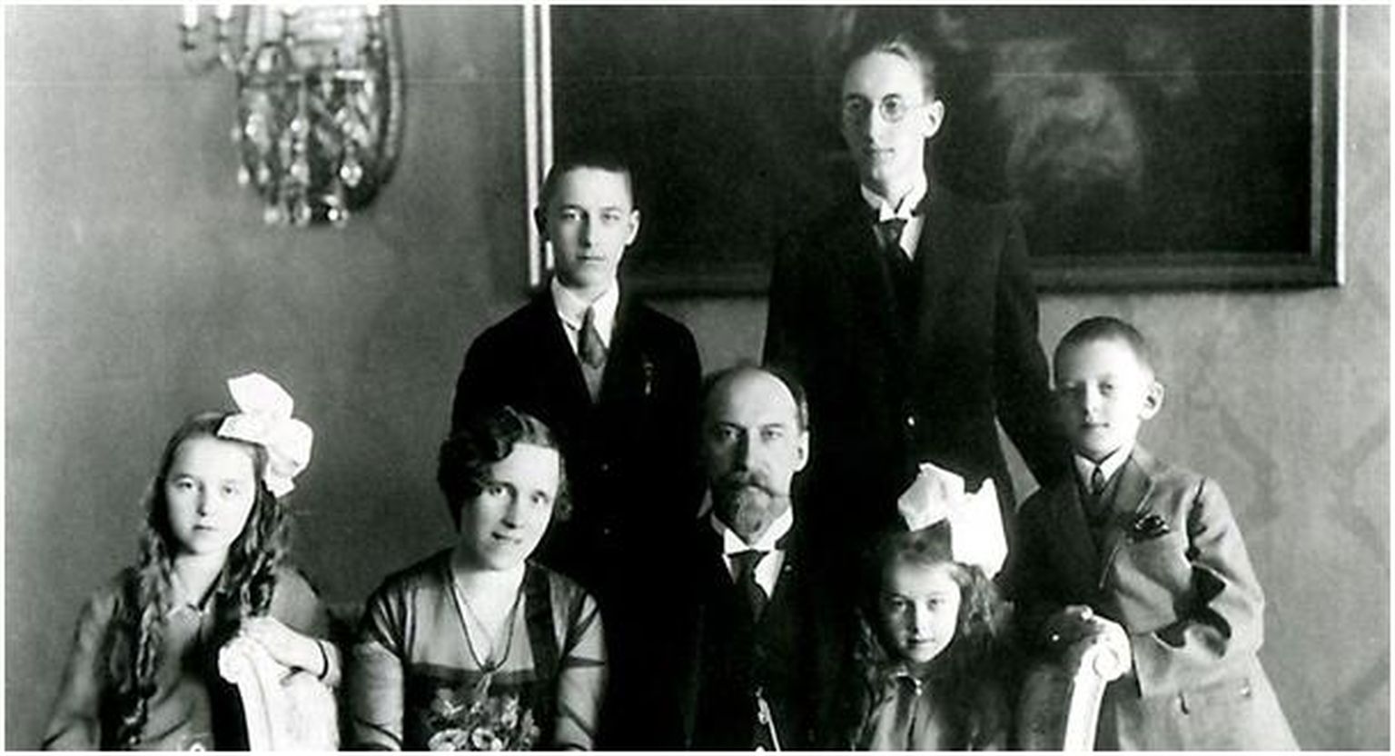 Jaan Tõnisson abikaasa ja lastega 1928. aastal. Istuvad tütar Hilja, Hilda Tõnisson, Jaan Tõnisson ja tütar Lagle, seisavad pojad Heldur, Ilmar ja Lembit-Rein.