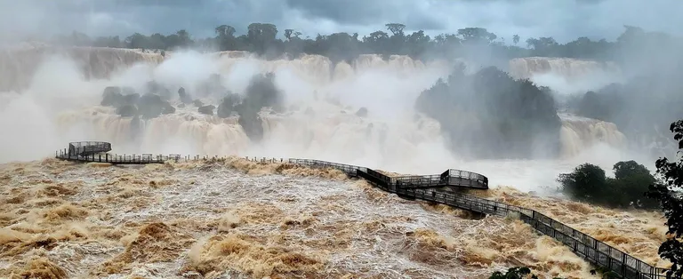 Iguazú joad kuuluvad UNESCO maailmapärandi nimistusse ja on ühed ilusamad ja võimsamad maailmas. Meie sattusime sinna suurte vihmade aegu ja pildil olev vaateplatvorm oli seetõttu külastajatele suletud.