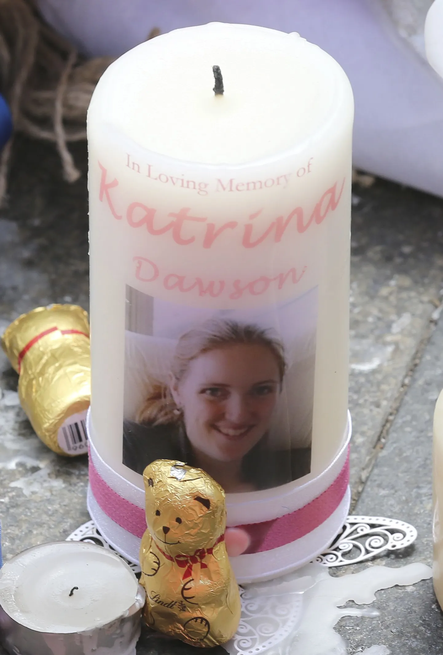 Küünal pantvangidraama ohvri Katrina Dawsoni fotoga.