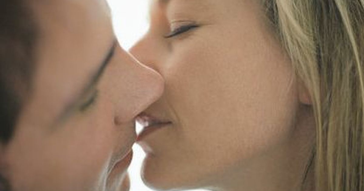 Как возбудить мужчину поцелуями?