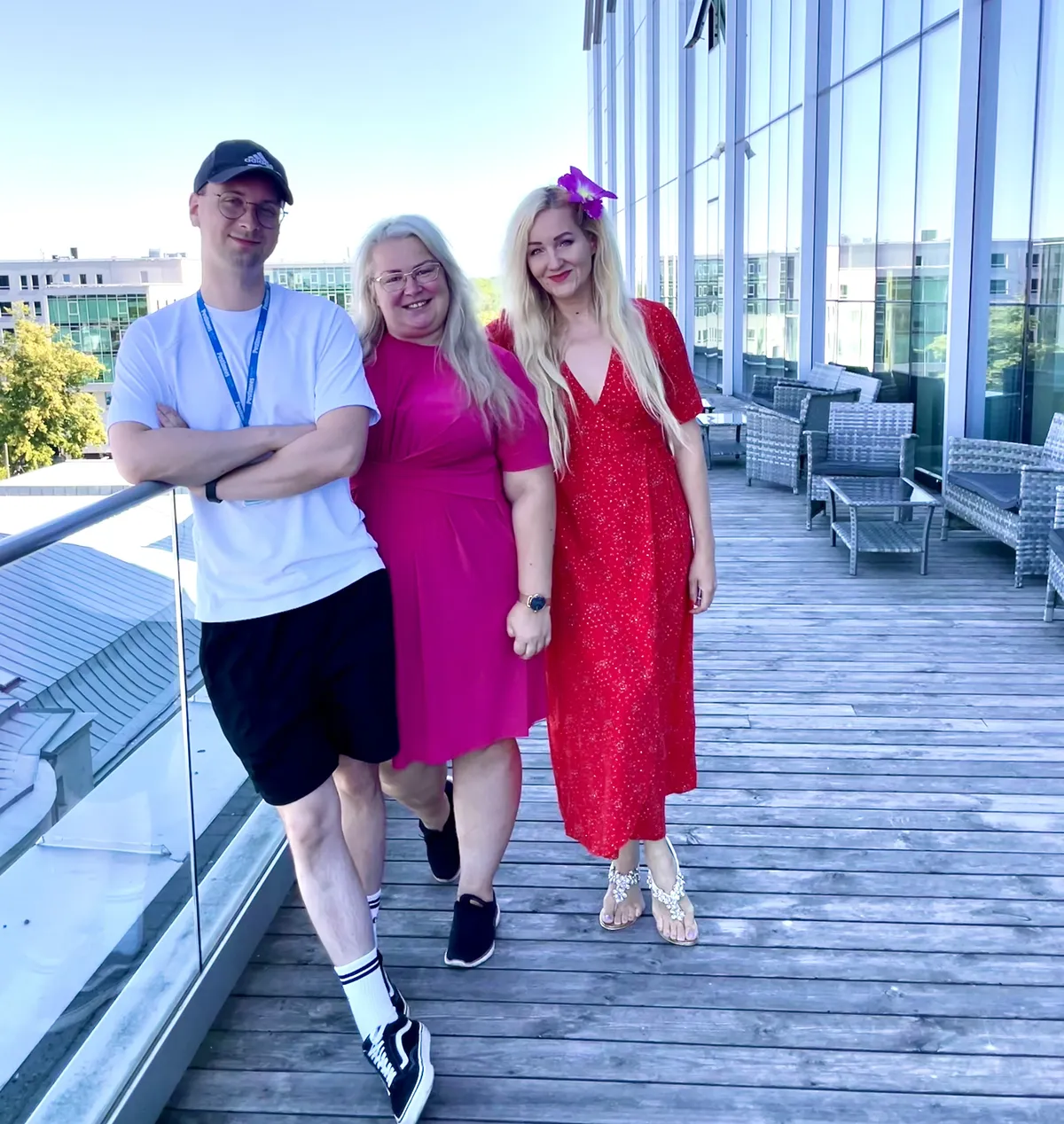 «Oma tuba, oma luba» – Eesti parim kodu-podcast. Põhitiim Madis Kartau, Triin Palmipuu ja Kristina Kostap kaadri taga. Külas Kristina Herodes.