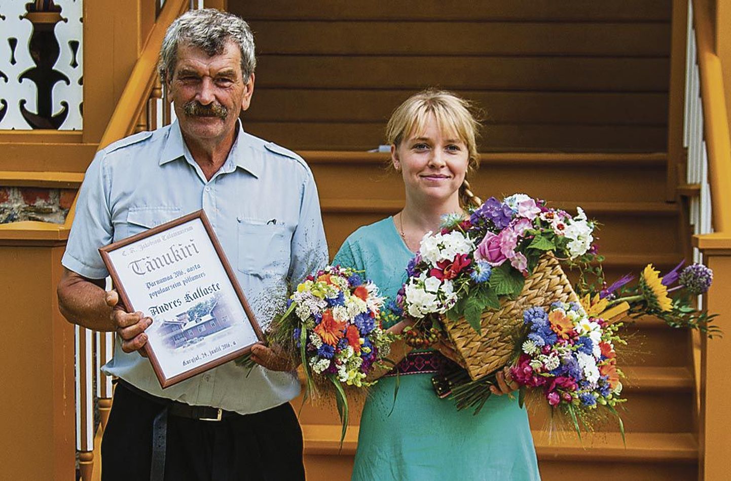 Jakobsoni konkursi laureaat Andres Kallaste ja Pärnu Postimehe eripreemia pälvinud Mirjam Pikkmets.