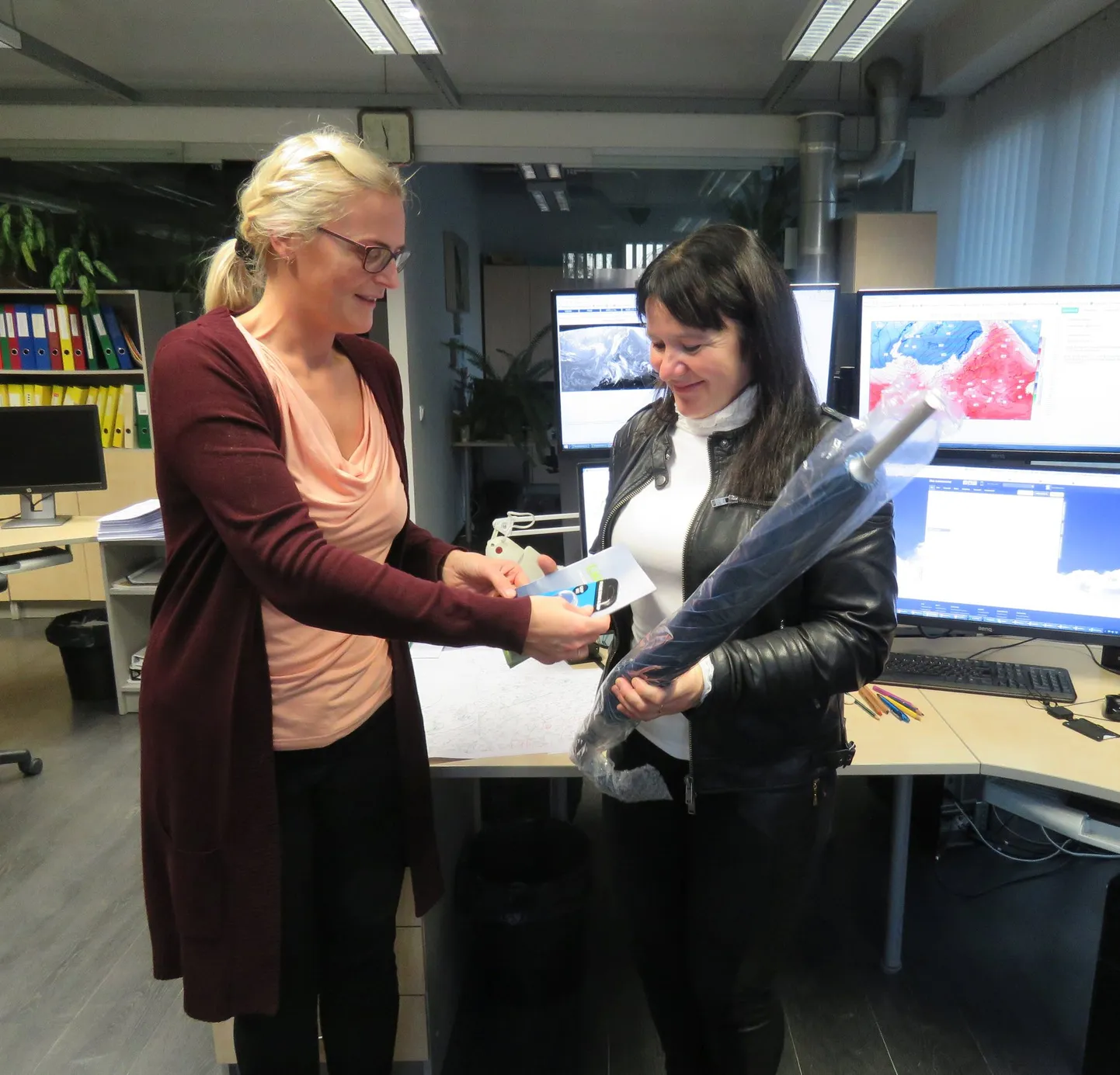 Annika Ratt võttis auhinna vastu sünoptik Ele Pedassaarelt.