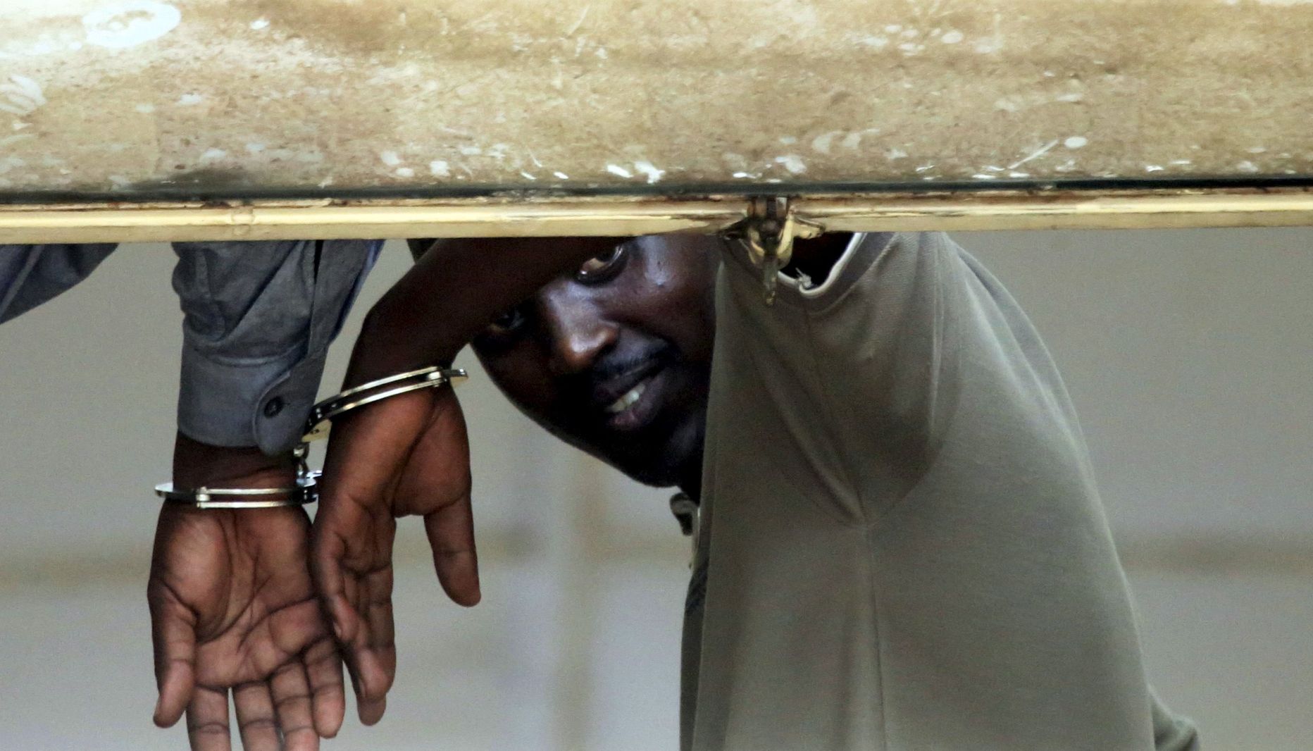 Pildil kaks burundi meest käeraudades süüdistatuna riigpöördekatses osalemises