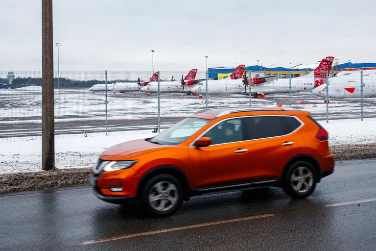 Tervelt nelja ATR propellerlennukiga oli lennujaamas esindatud Indoneesia lennufirma TransNusa. Paremas servas ninaga pildile trügiv ATR kuulub aga Czech Airlinesile, mis enam küll Tallinna ei lenda, kuid laseb oma masinapargil siin ilmselt hooldust saada.