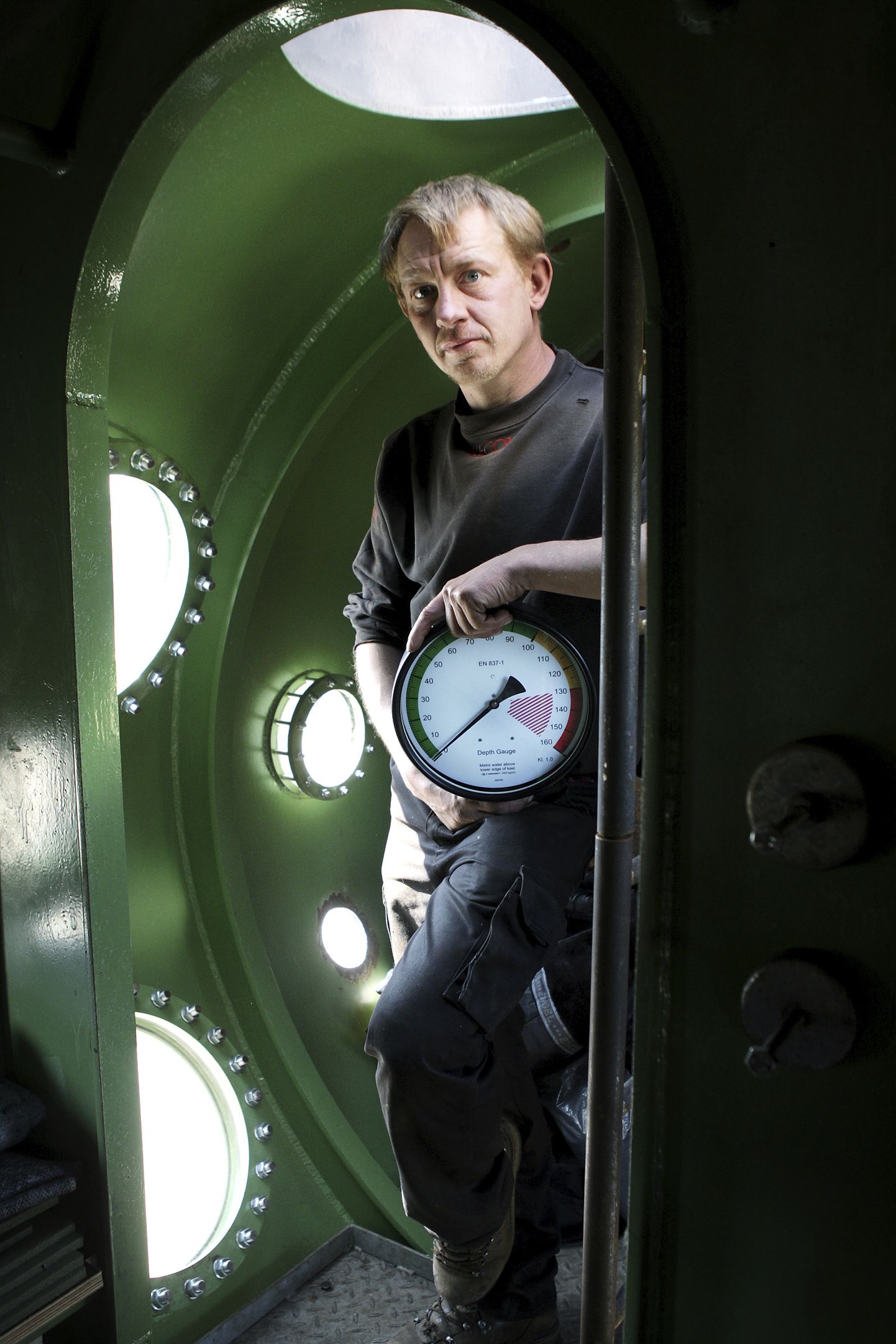Taani leiutaja ja ärimees Peter Madsen aprillis 2008 enda ehitatud allveelaevast välja vaatamas. Ta mõrvas 2017. aasta augustis rootslannast ajakirjaniku Kim Walli ja kannab eluaegset vanglakaristust.