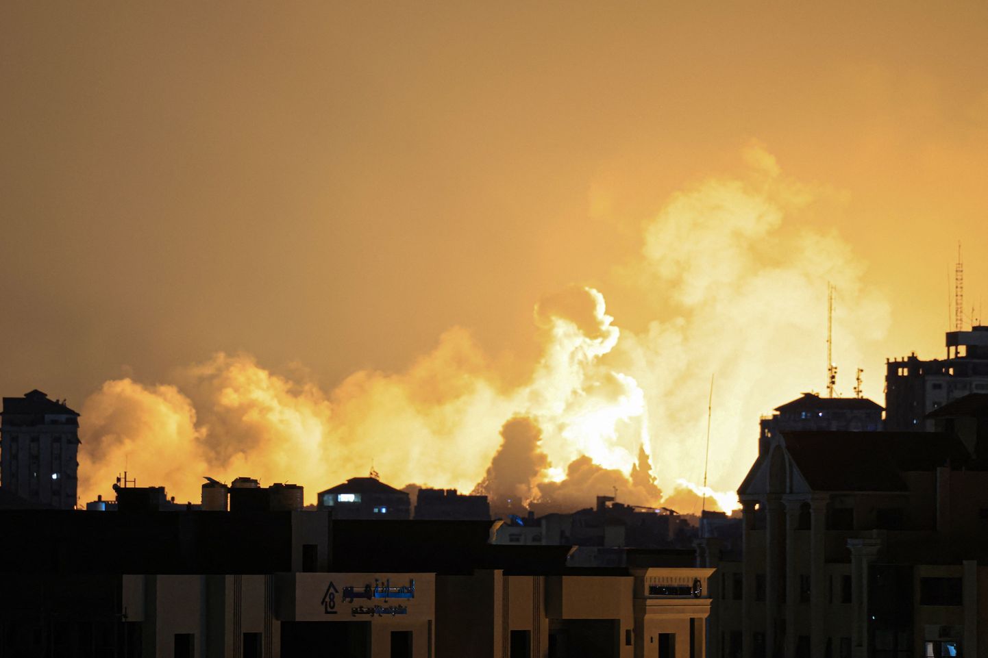 Suits Gaza sektori kohal pärast Iisraeli õhulööke.