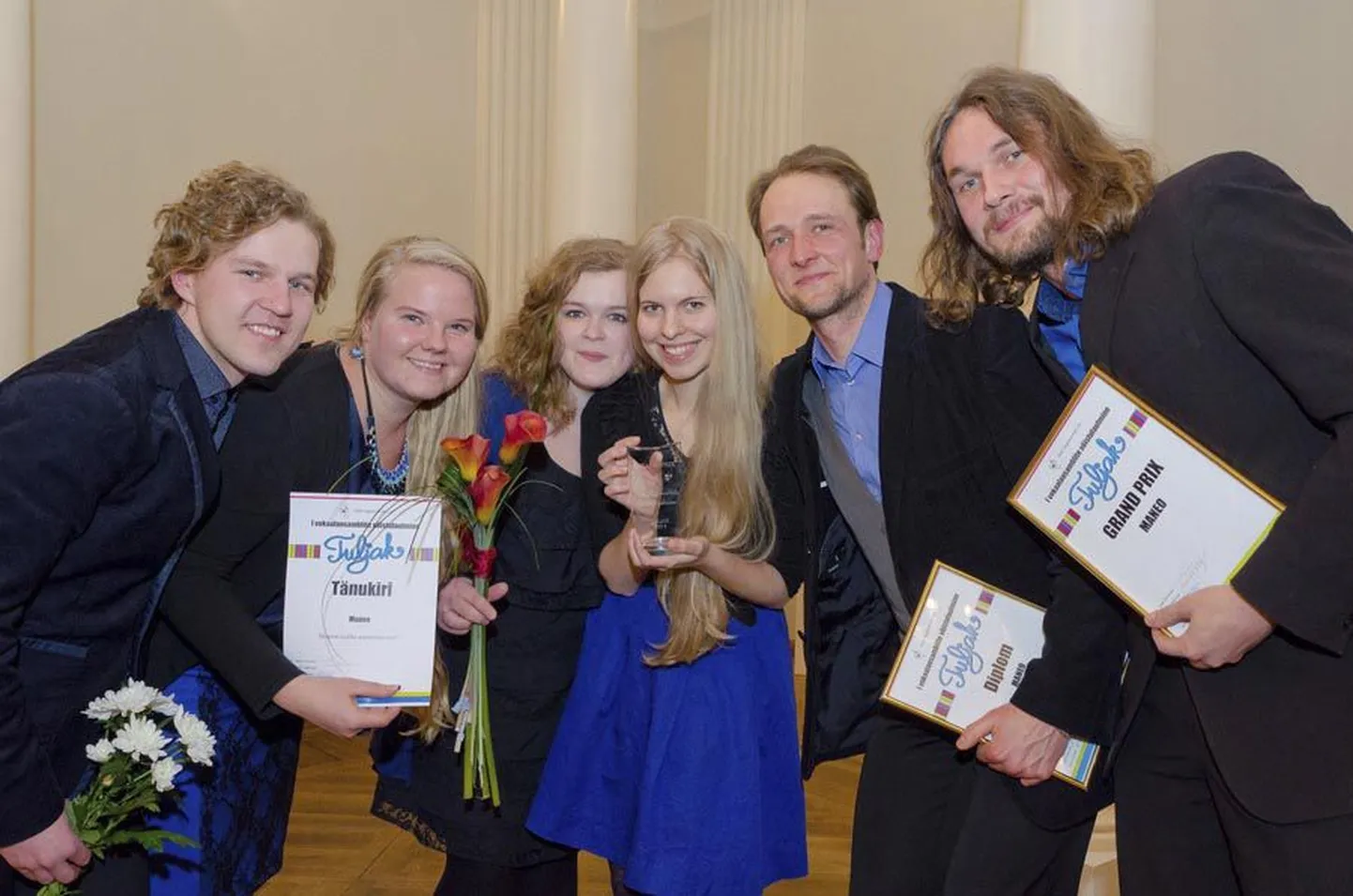 Maneo koosseisu kuuluvad (vasakult) Teet Kaur, Helena Hiiesalu, Karmela Tennemaa, Eva-Lotta Vunder, Jüri Liiva ja Aare Külama.