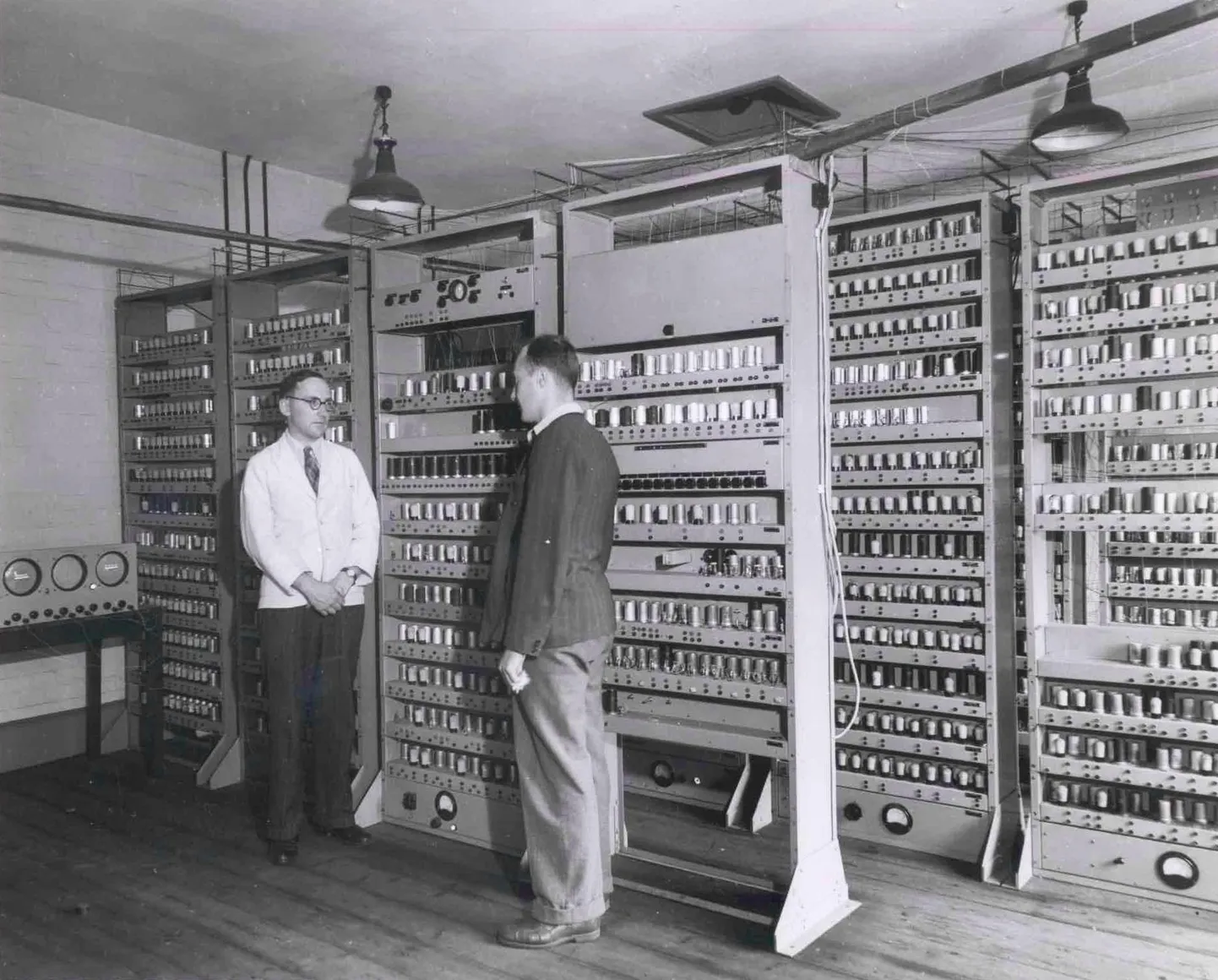 Kunagi olid tähtsad arvutid sellised - pildil Maurice Wilkes ja Bill Renwick 1947. aastal loodud masina EDSAC ees (Electronic Delay Storage Automatic Calculator), mis tarbis 11 kilovatti ja oskas programmi abil ruutnumbreid leida. Kuigi seda riistvara enam ei kasutata, võib siiani leida nii lennundusest, kosmosetööstusest kui pangandusest möödunud sajandi keskel kirjutatud tarkvarajuppe.