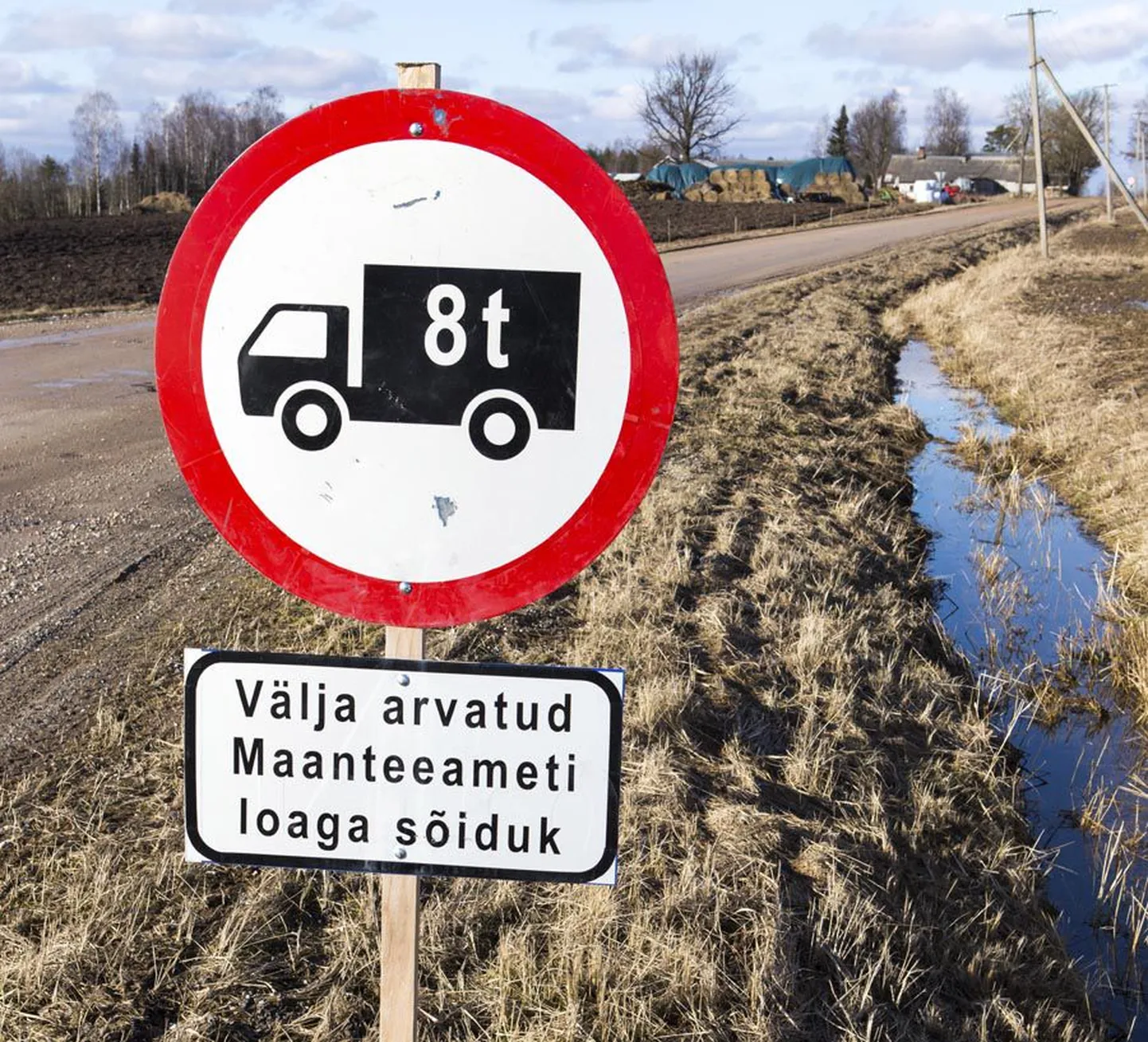 Paljudel väiksematel teedel on üles seatud sildid, mis keelavad seal sõita veoautodel registrimassiga üle 8 tonni.