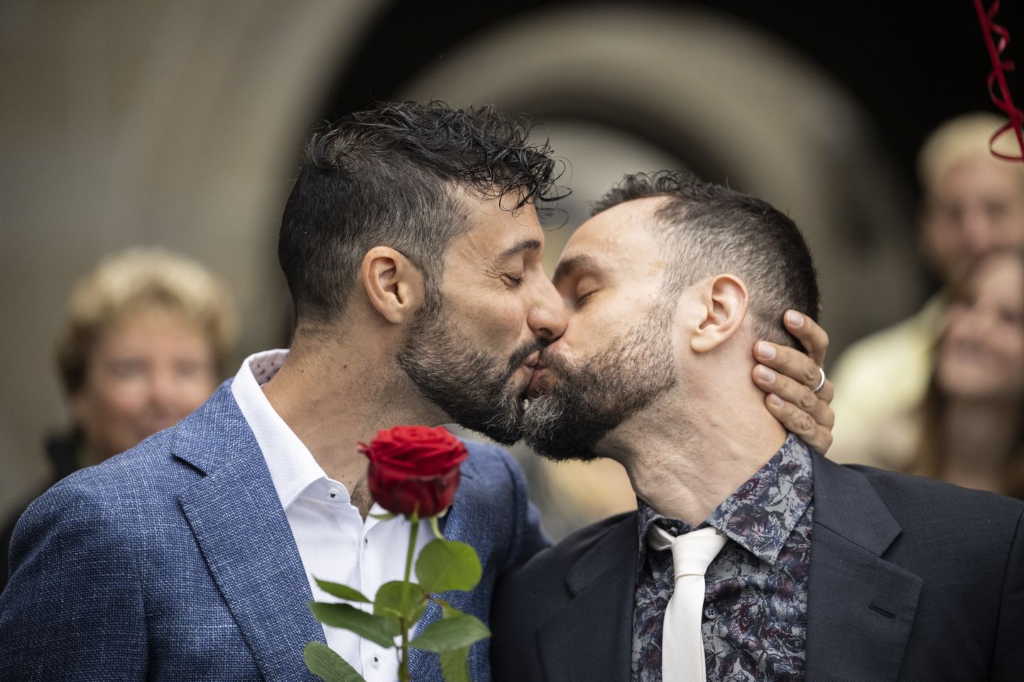 Luca Morreale (vasakul) ja Stefano Perfetti suudlevad 1. juulil 2022 Zürichi perekonnaseisuametis pärast seda, kui nende registreeritud partnerlus on ametlikult abieluks muudetud.