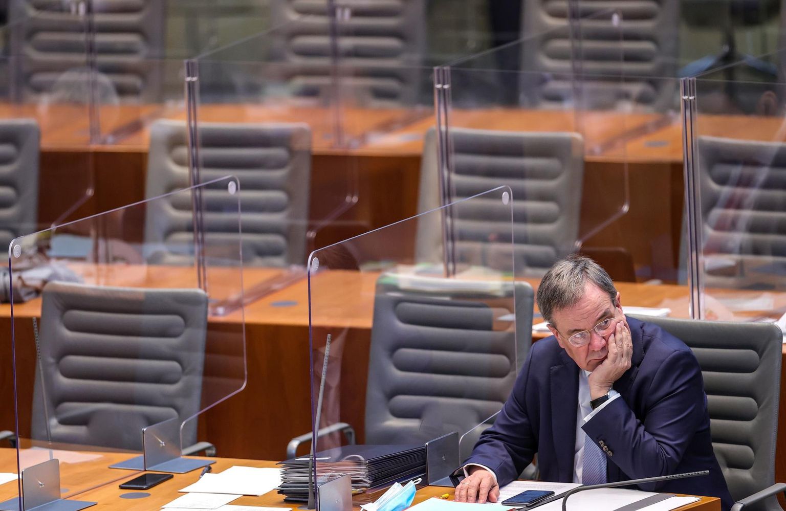CDU arvatav kantslerikandidaat septembris peetavatel Liidupäeva valimistel Armin Laschet istub eelmisel nädalal Düsseldorfis Nordrhein-Westfaleni liidumaa parlamendis. Liidumaa juht tutvustas seal saadikutele muudatusi koroonaviiruse leviku piiramise meetmetes. 
