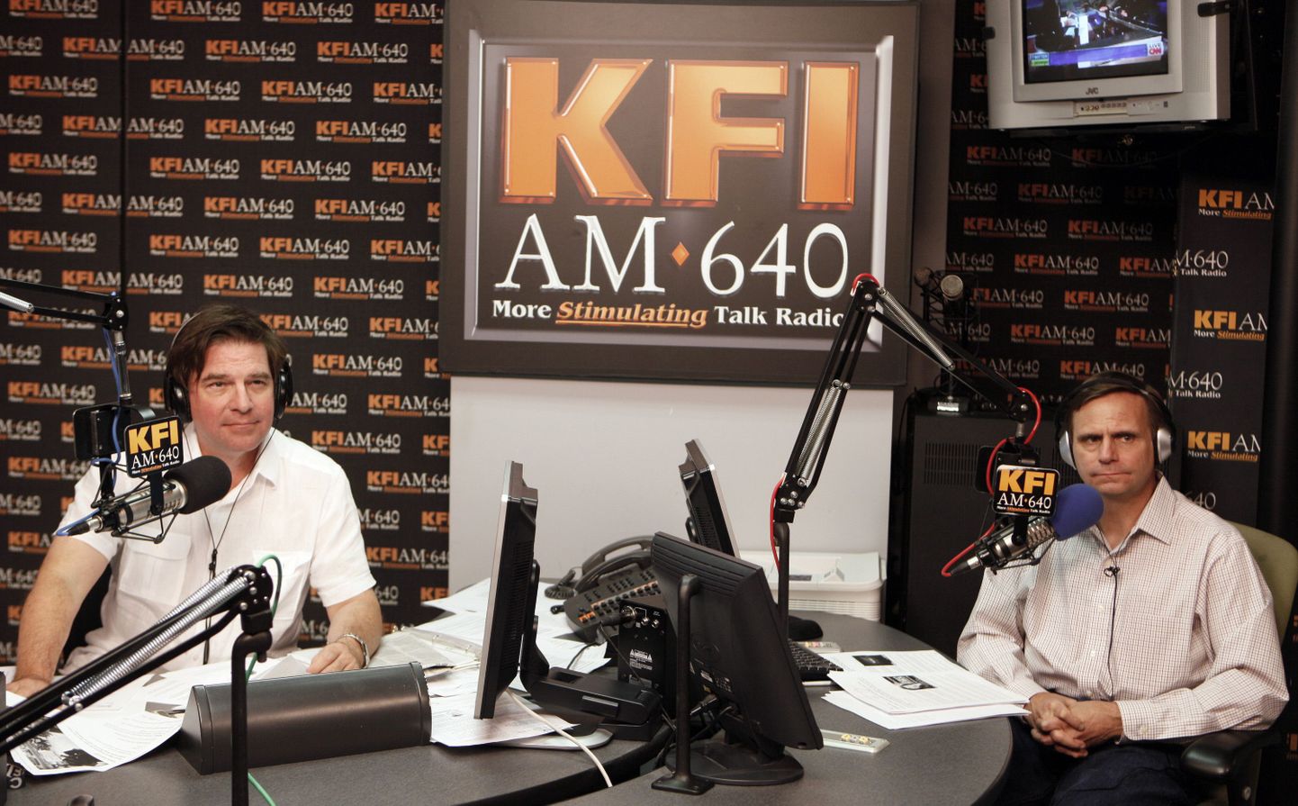 KFI AM 640 Radio saatejuhid John Kobylt (vasakul) ja Ken Chiampou