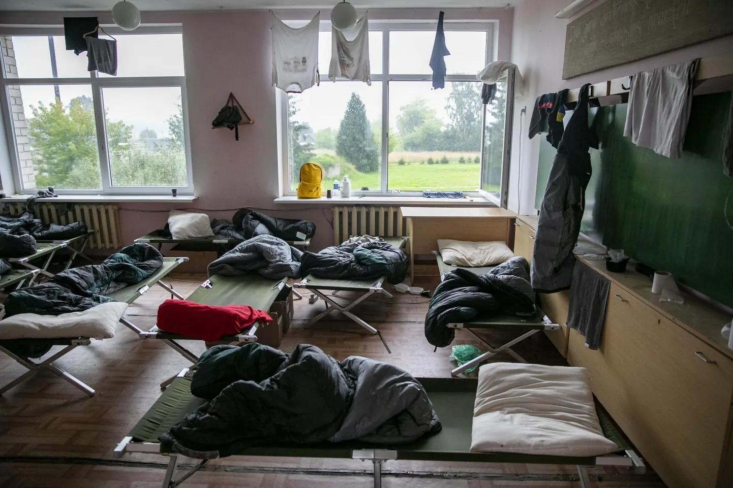 Suvel paigutati migrante ka piirivalverajatistesse. Praeguseks on peaaegu kõik migrandid kolitud ümber kinnistesse keskustesse.