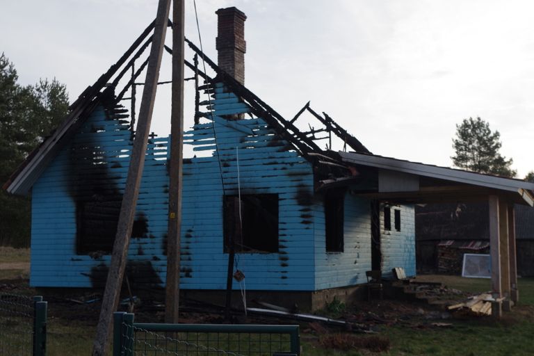 Tulekahjus hävinud elumaja.