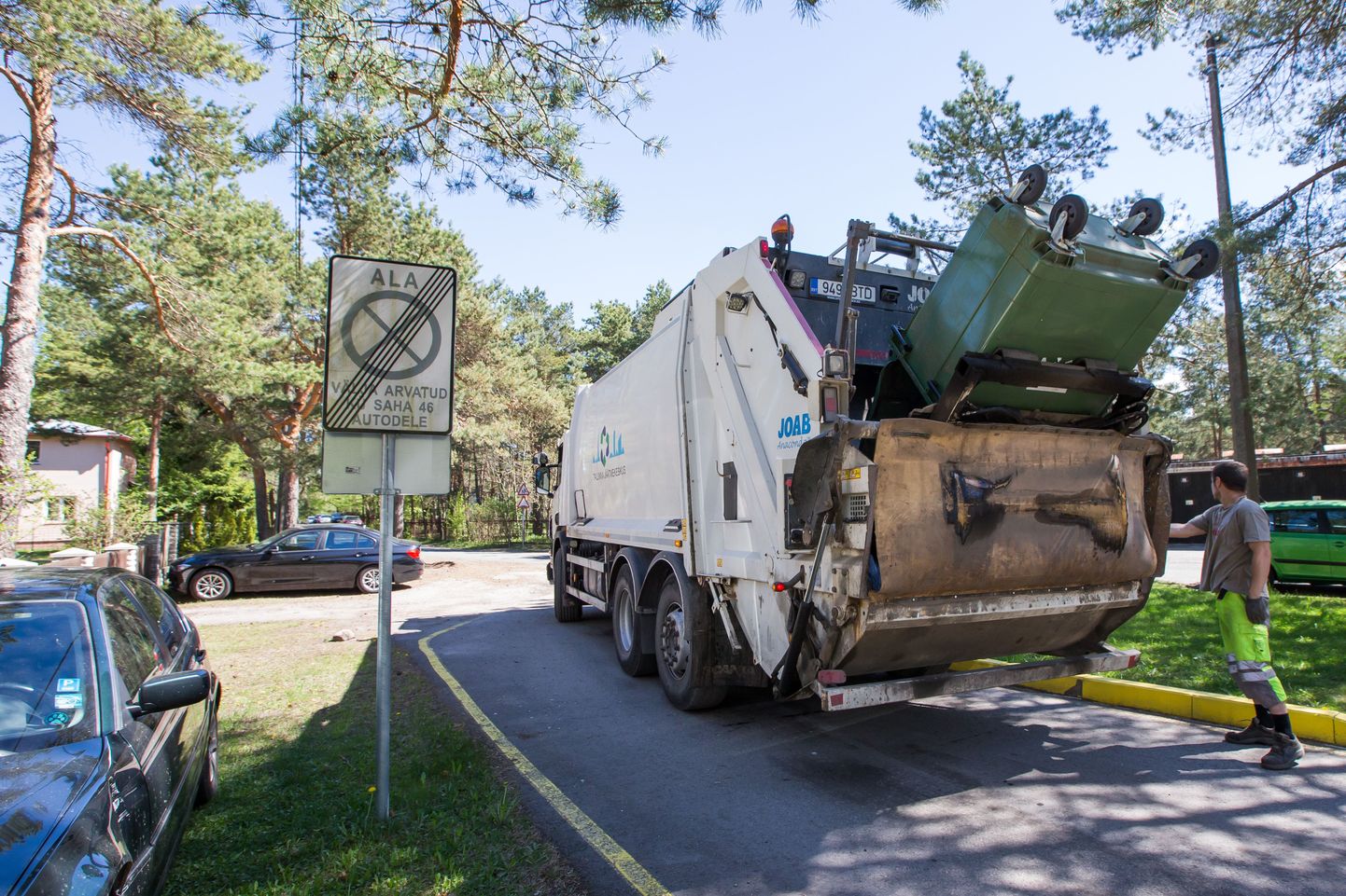BWMi asemel veavad Nõmmel jäätmeid Tallinna Jäätmete Taaskasutuskeskuse autod.