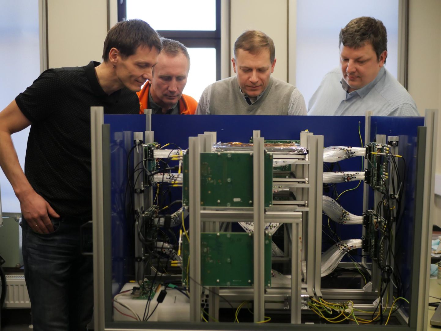 GScani liikmete Madis Kiisa (vasakult), Hannes Plinte, Andi Hektori ja Märt Mägi ees on müüonitomograafi laboriprototüüp.