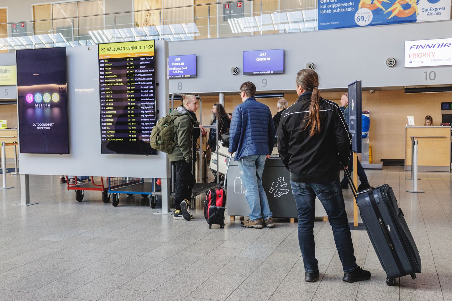 Illustreeriv foto inimestest Tallinna lennujaamas.