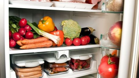 Эксперты рассказали, как долго продукты остаются безопасными в холодильнике