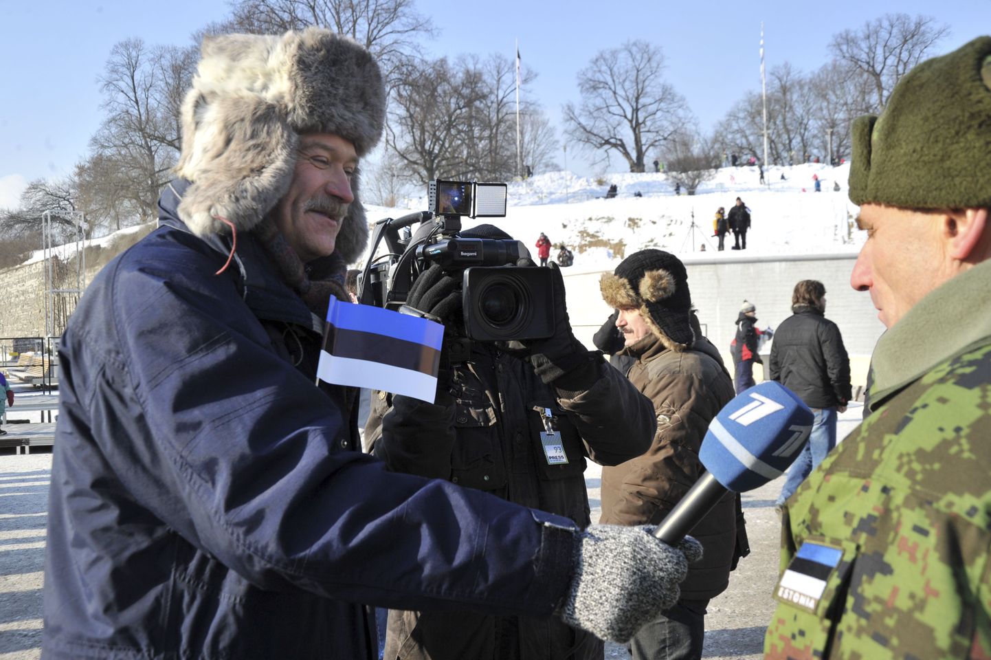 Mihhail Vladislavlev veebruaris 2011 kaitseväe juhataja kindral Ants Laaneotsa intervjueerimas.