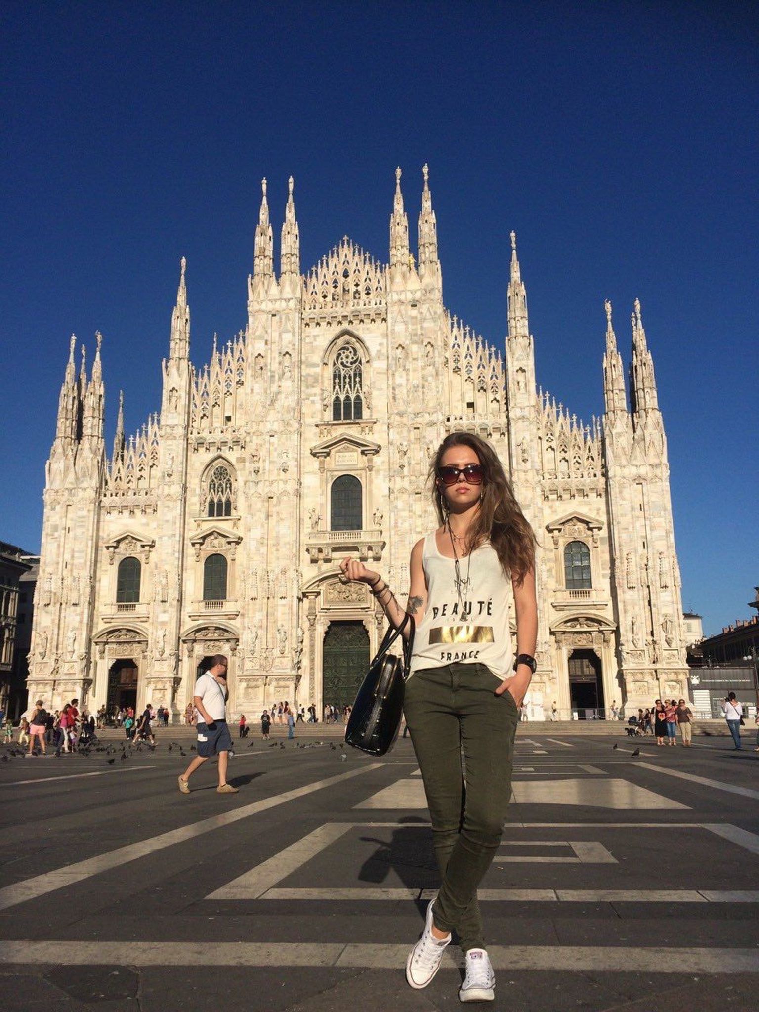 Kohustuslik turistikas: Grete Paia Milano toomkirik ees, mis on üks suuremaid gooti katedraale maailmas.
