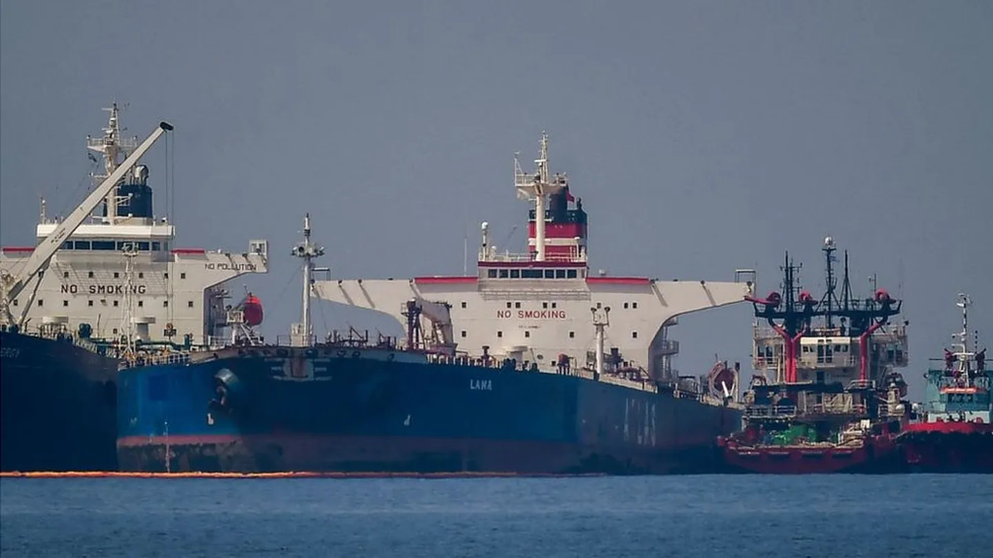 Уловки с фальсификацией маршрутов нефти известны давно. На фото - танкеры под российским и либерийским флагами, пойманные на перегрузке нефти в открытом море в мае у берегов Греции