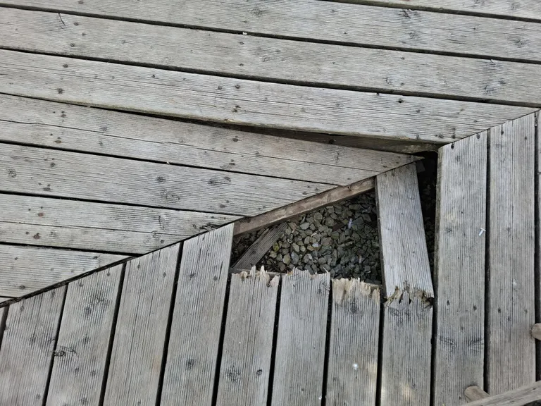 Terassilauad on kohati lausa ohtlikult purunenud.