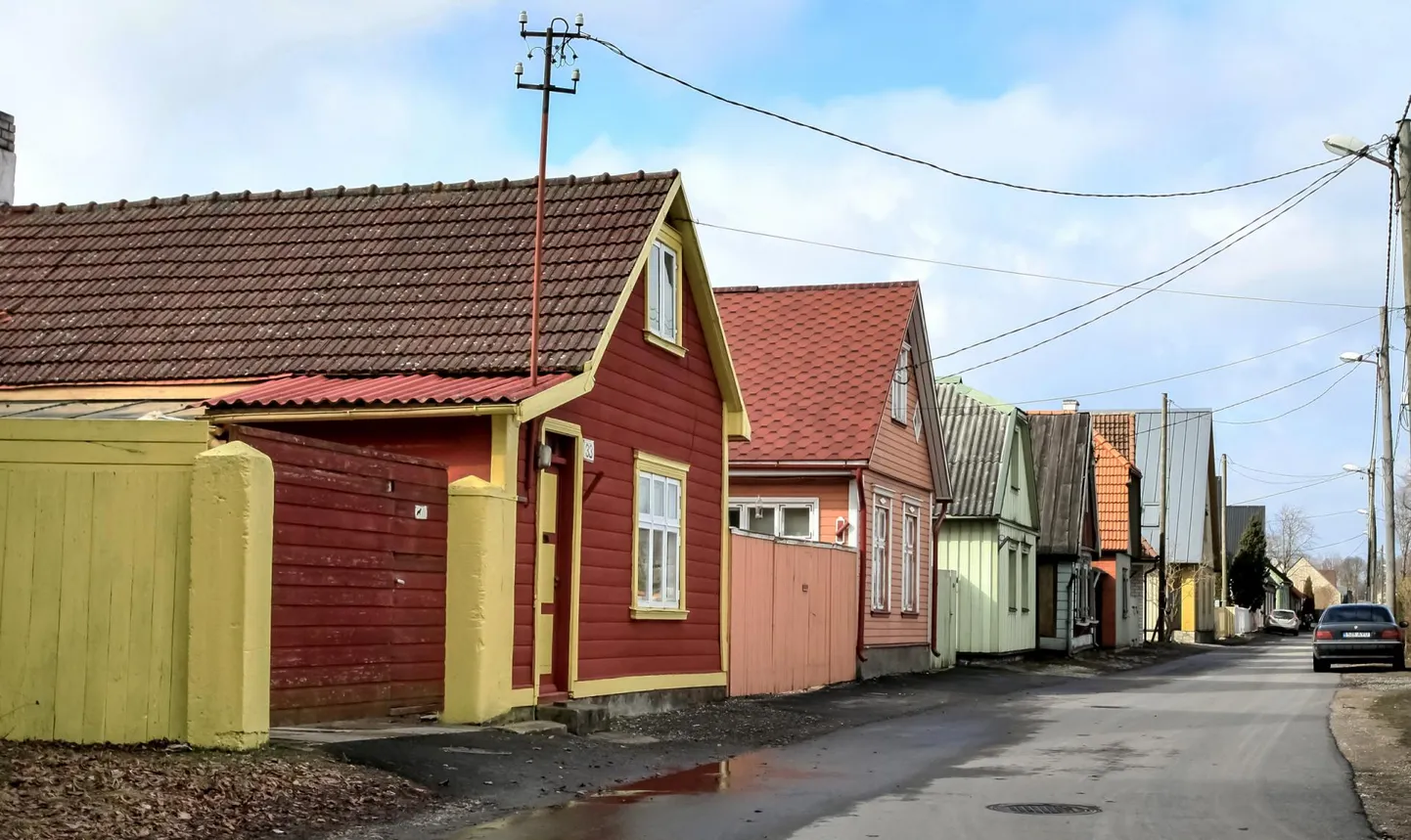 Kampaania “Värvid linna!” eesmärk on väärtustada elukeskkonda, parandada linna ilmet ja säilitada ehitiste fassaadide korrastamisega puit- ja kiviarhitektuuri.