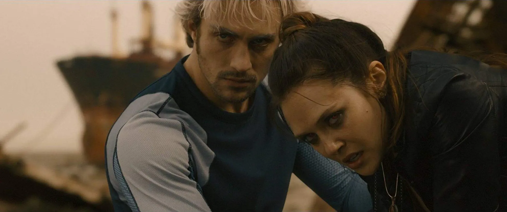 «Tasujad: Ultroni ajastu» filmi kaks tegelast, Quicksilver (Aaron Taylor-Johnson) ja Scarlet Witch (Elizabeth Olsen).