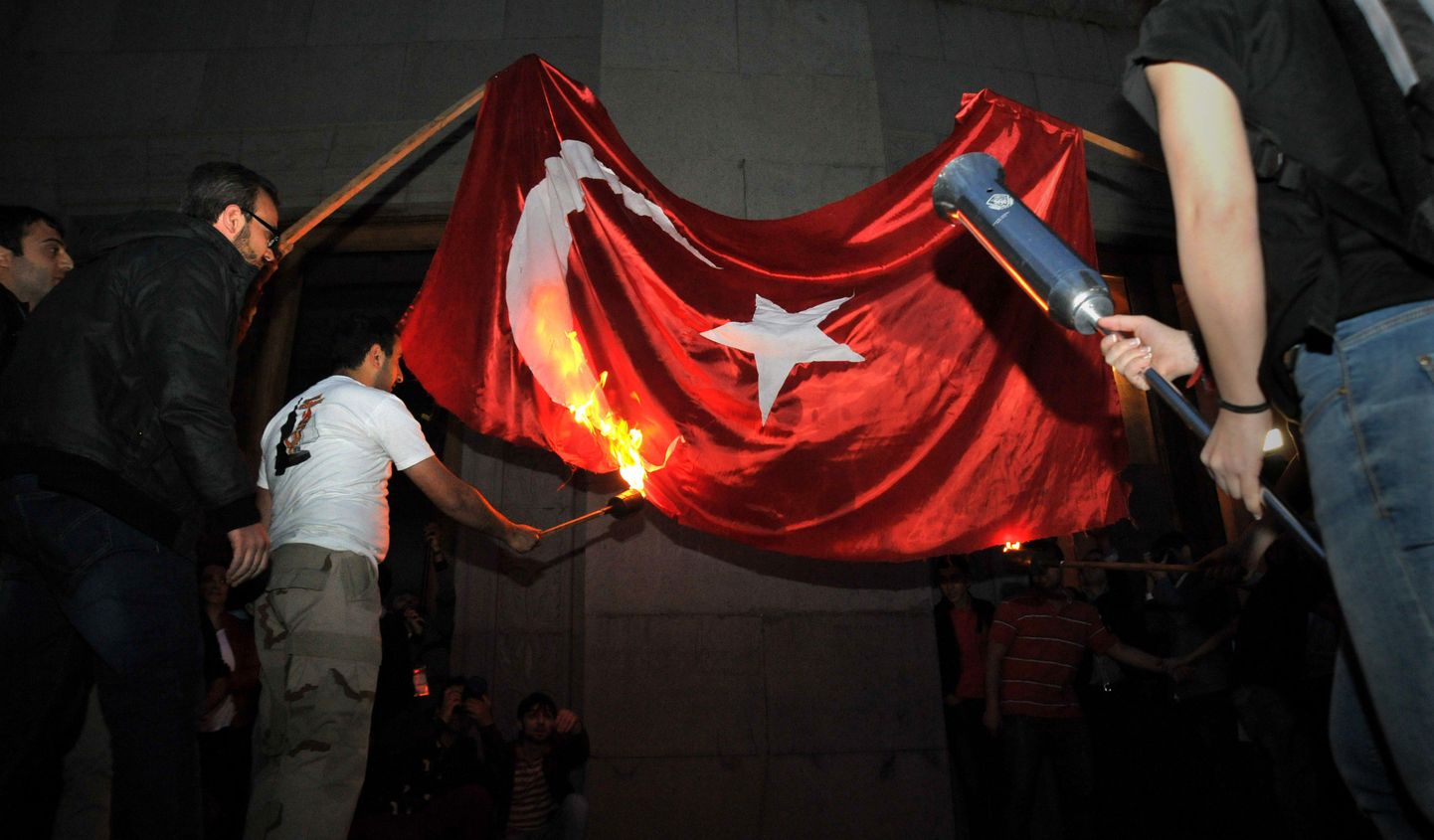 Armeenlased põletamas Jerevanis Türgi lippu. Möödub 99 aasta armeenlaste genotsiidi algusest