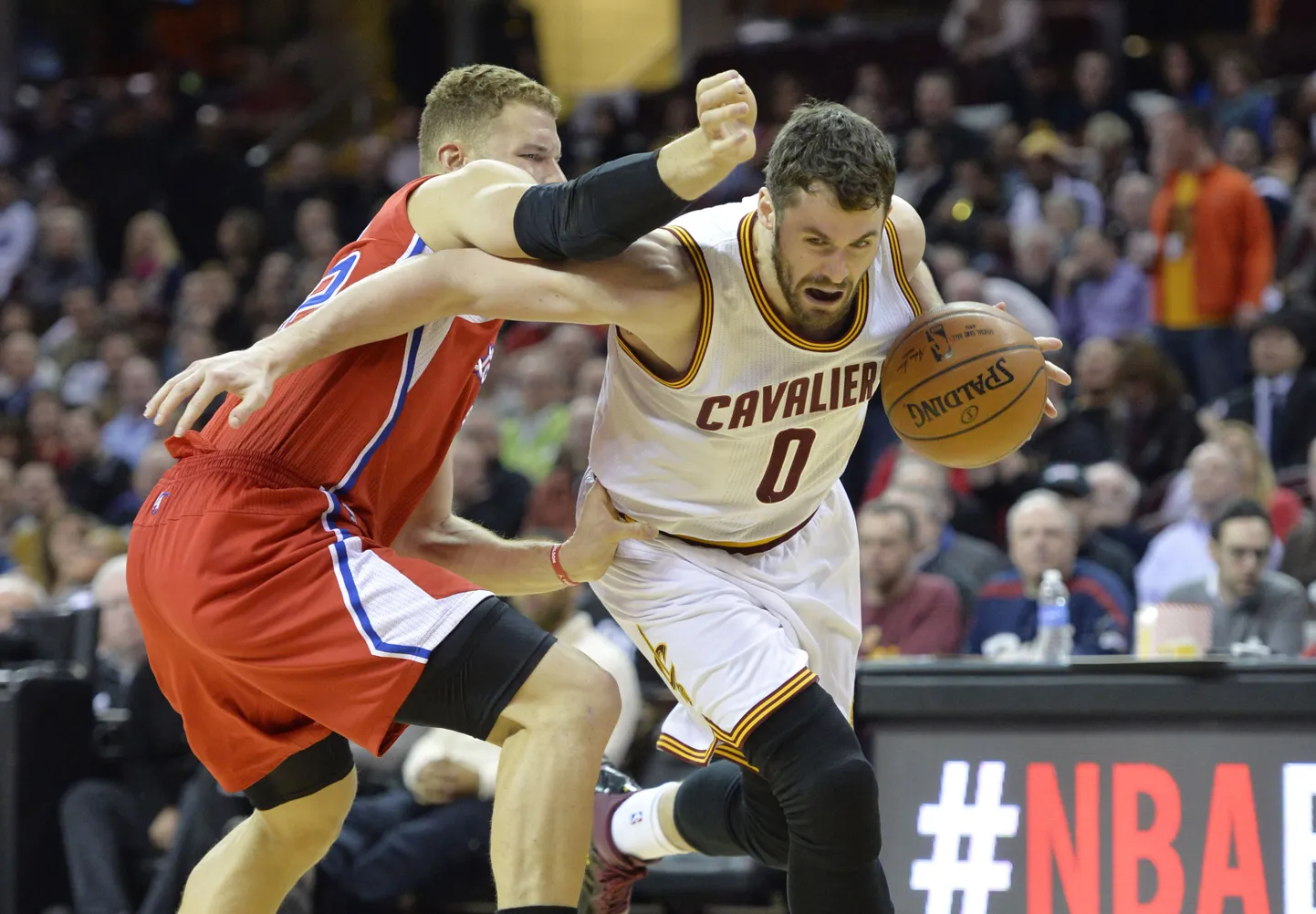 Kevin Love (palliga) heitluses Blake Griffiniga.