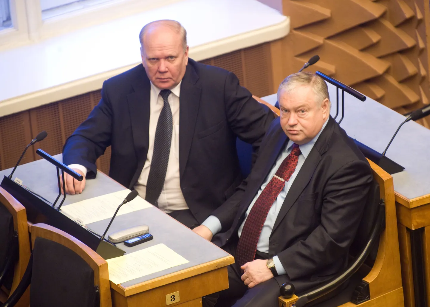 Ka Tarmo Männi praegune istumiskoht asub akna all, tema pinginaabirks on Villu Reiljan.