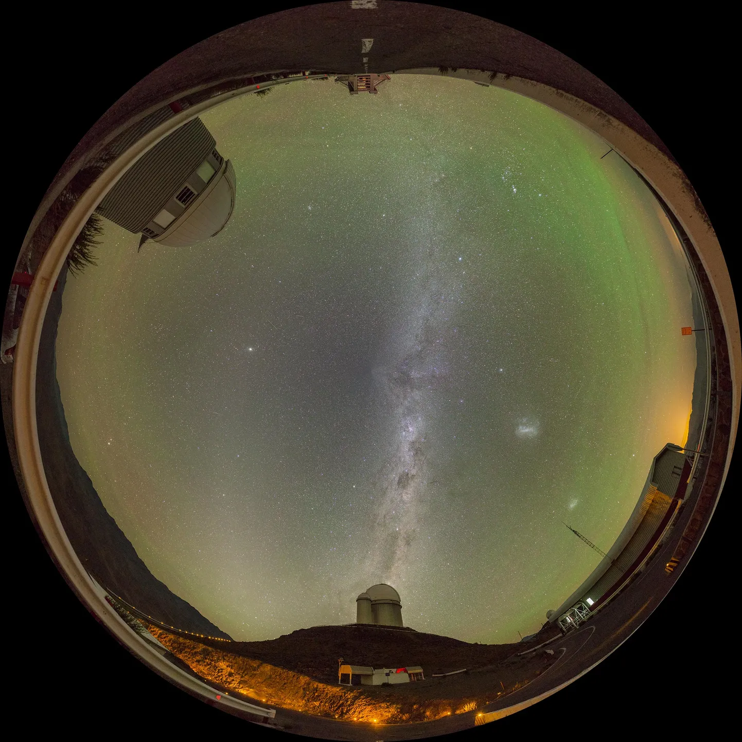 La Silla observatooriumi kohal hõljub öises taevas salapärane roheline sära, mis paljastab Maa ülemise atmosfääri maagia.