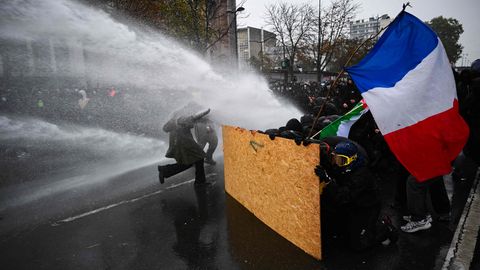 Prantsusmaal läksid uued meeleavaldused üle tänavarahutusteks, politsei kasutas veekahurit ja pisaragaasi