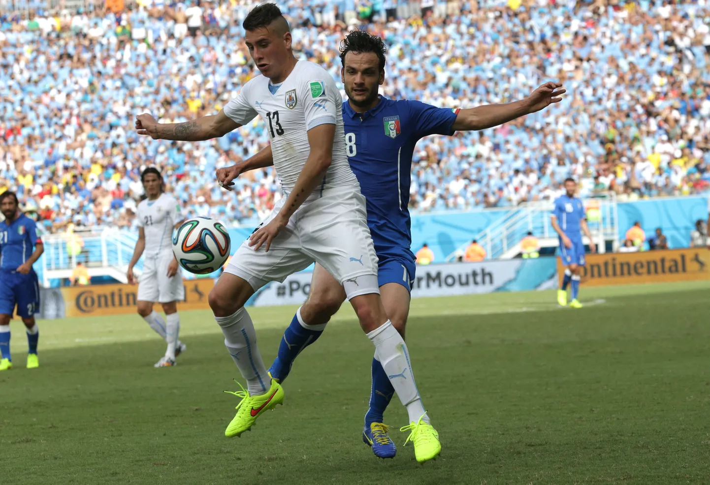 Момент матча Уругвай - Италия.
