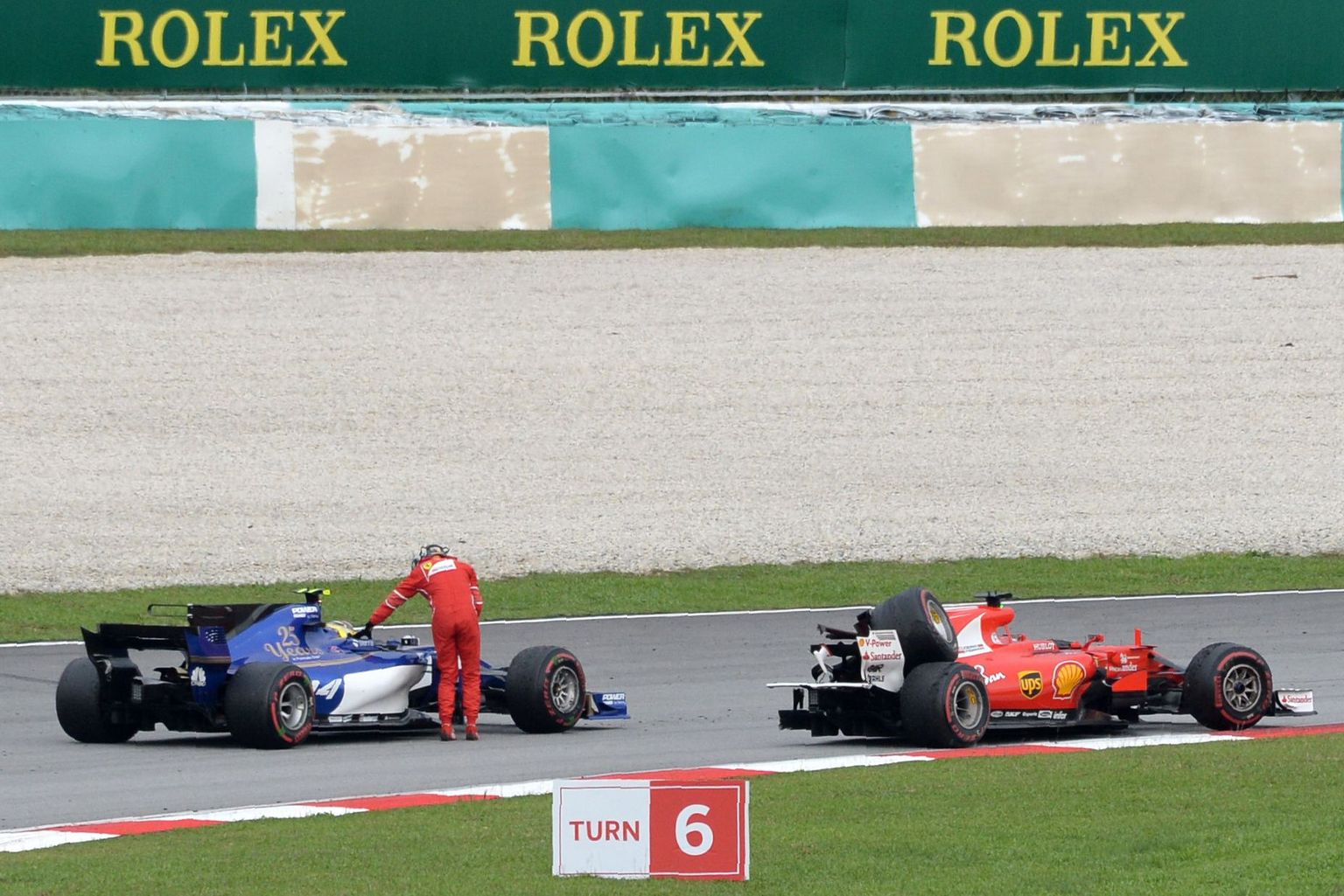 Sebastian Vettel pidi tagasi boksidesse jõudmiseks lunima küüti Sauberilt.
