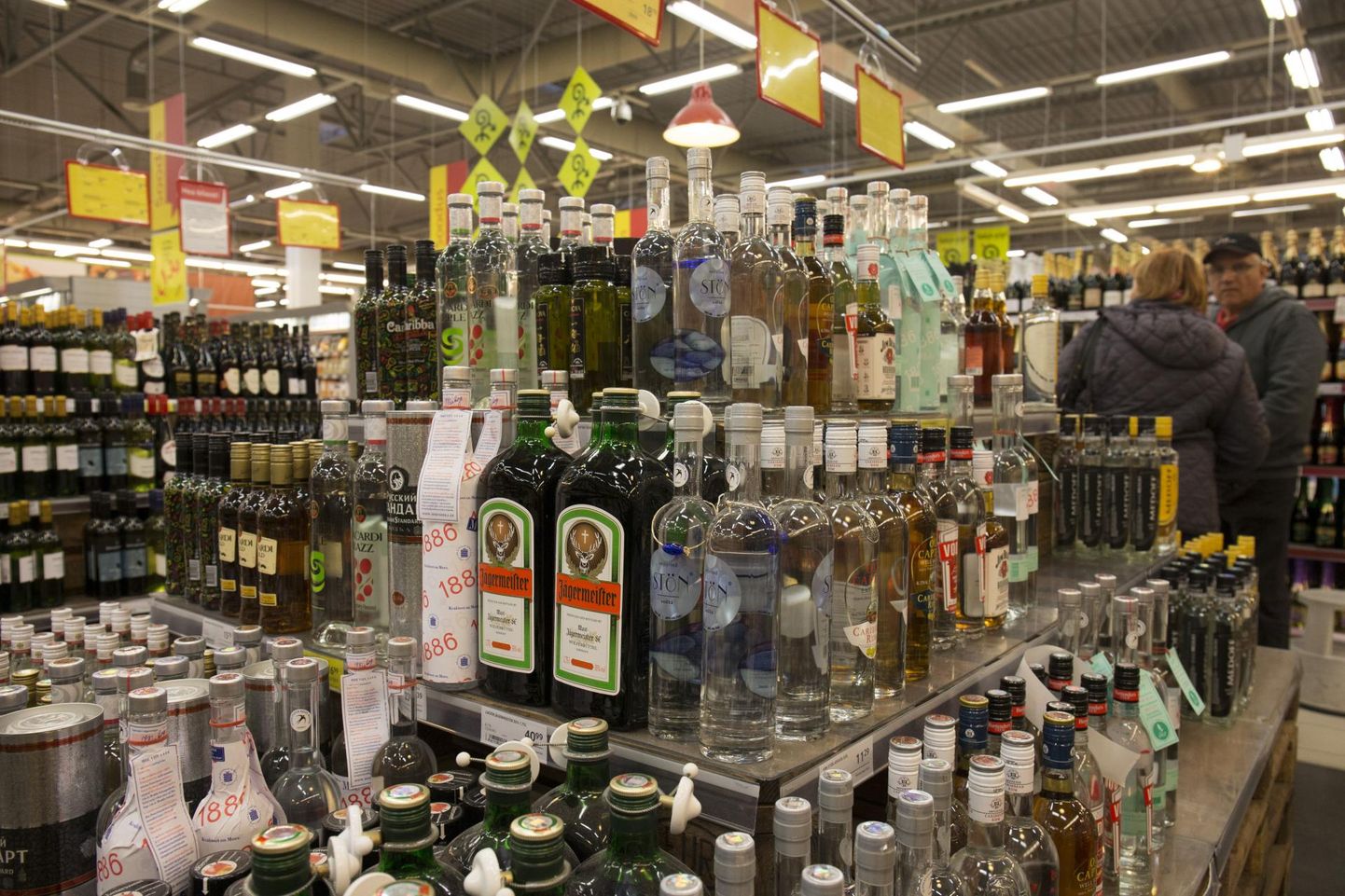 Alates 1. juunist tuleb alkohoolsed joogid seada kaupluses teistest kaupadest eraldi ja piirata alkoholi nähtavust väljastpoolt müügikohta.