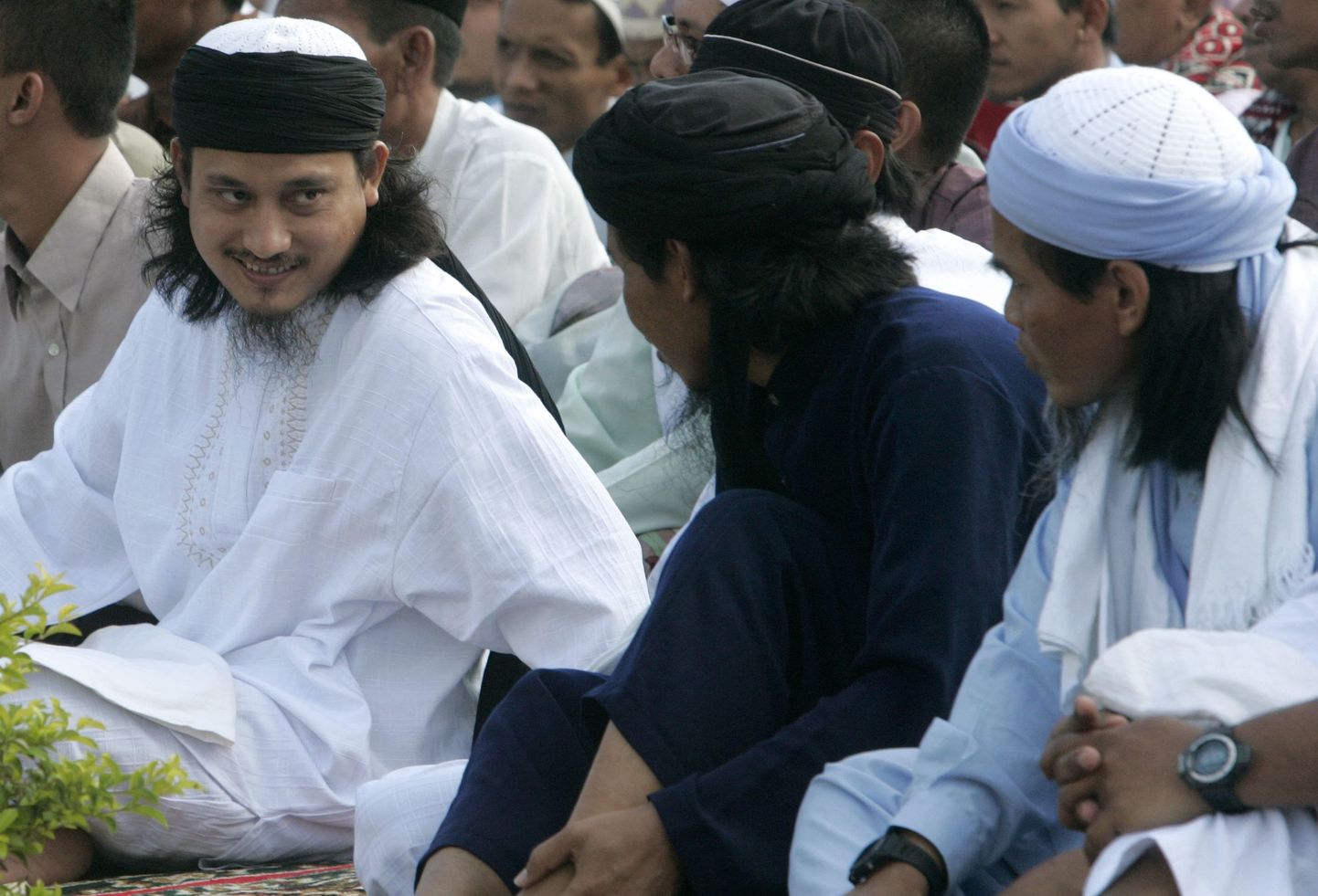 Nusakambangani vanglas surma ootav imaam Samudra (vasakult) vestlemas Mukhlasi ja Amroziga pärast palvust.