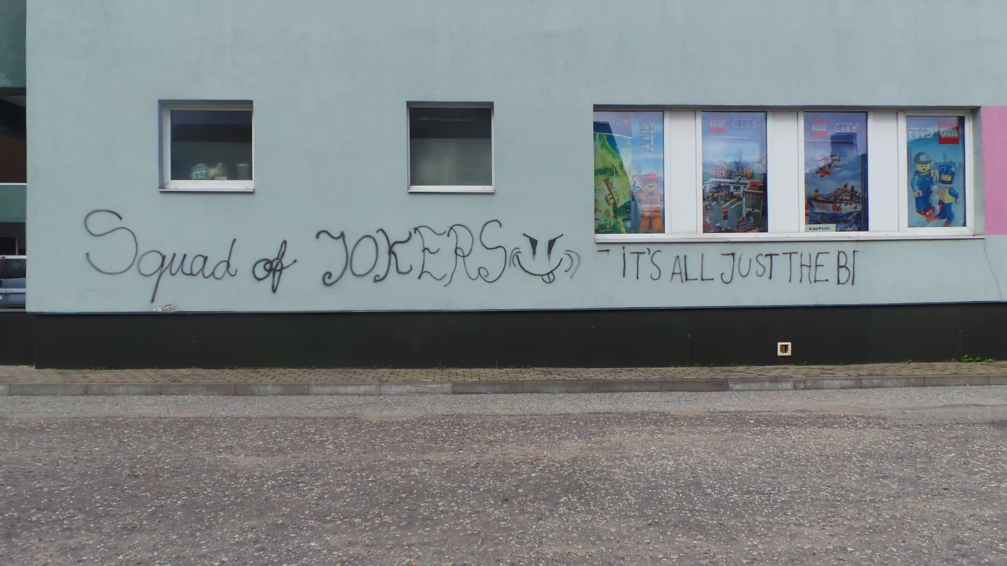 Täis kirjutatud sein ja lõhutud aken Jõgeva turuplatsil.