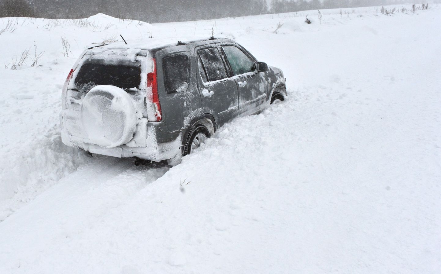 Pildil on maastur Kostivere-Raasiku teel lumevangis torm Monika ajal.