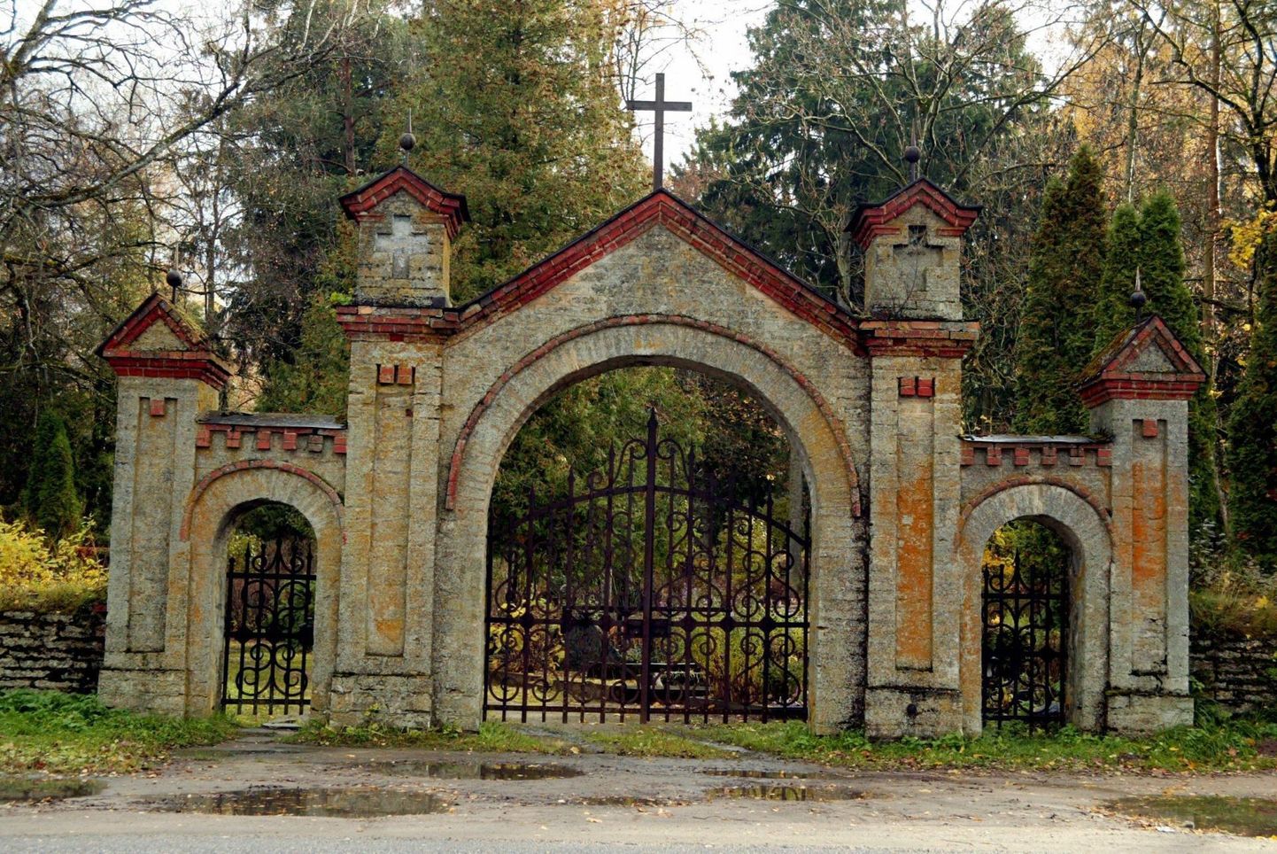 Tõrma kalmistut haldab Rakvere vald, kuid osa kalmistuga seotud aladest kuuluvad Rakvere linna haldusalasse. Vald tegi ettepanku maadevahetuseks, et kalmistu kuuluks tervenisti vallale ja nõnda oleks võimalik korraldada sealseid arendusi.