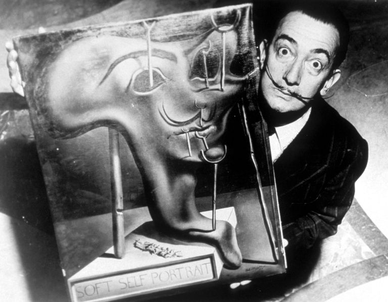 Salvador Dali ühe oma teosega