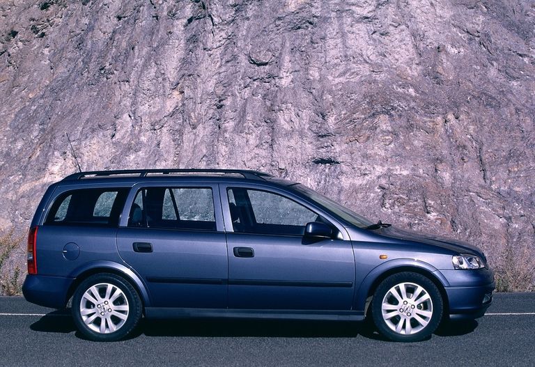 Аксель уехал на темно-синем автомобиле Opel Astra Caravan с регистрационным номером 148 BBI.