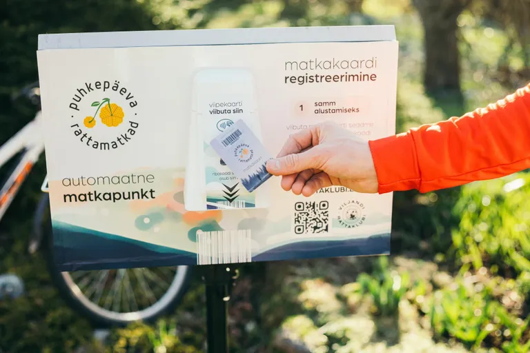 Viipekaardiga osaluse registreerimine on sama lihtne nagu viipemakse: kaarti tuleb viibata automaadi kleebisega tähistatud lugeril.