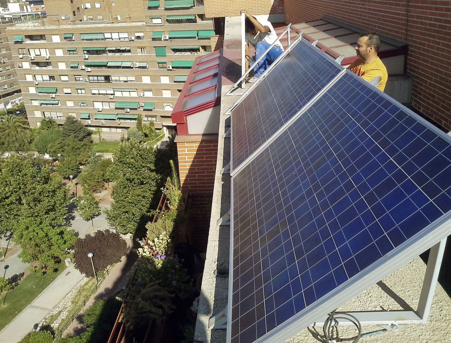 Päikesepaneelid Hispaania pealinnas Madridis kortermaja katusel.