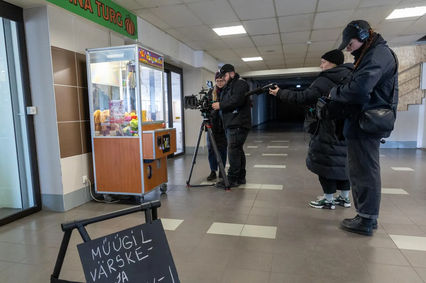 Filmi "Tsentrum" võttegrupp jäädvustas nii tühjust täis ruume kui ka viimaseid majas tegutsejaid.
